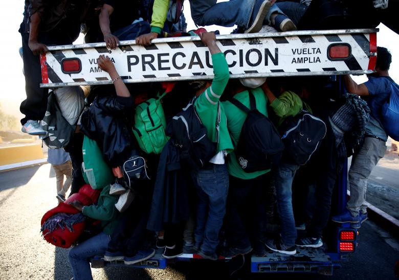 Những người di cư chen chúc trên một chiếc xe tải trên đường tới Tijuana từ Mexicali, Mexico, ngày 20/11.