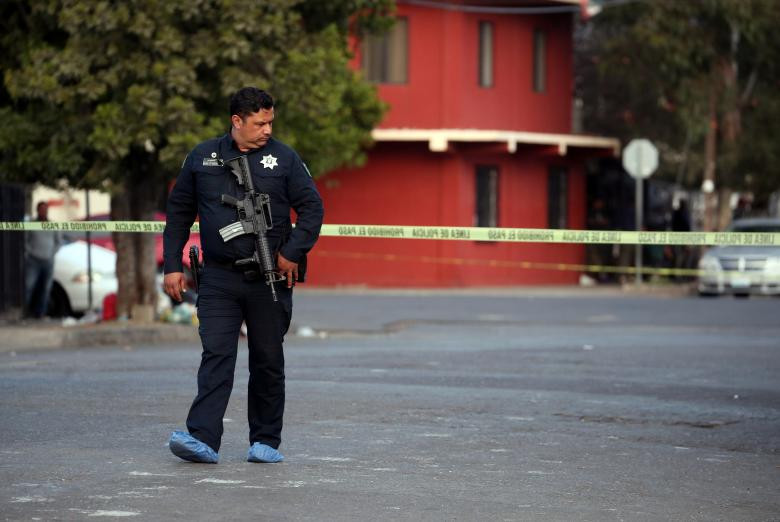 Một cảnh sát tuần tra sau khi một vụ xả súng xảy ra gần khu trú ẩn tạm thời cho người dân nhập cư ở Tijuana ngày 21/11.