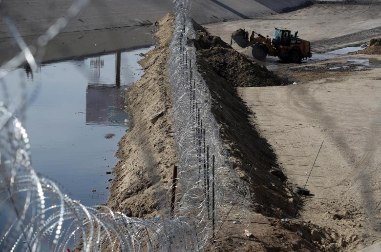 Hàng rào biên giới Mỹ-Mexico tiếp tục được dựng lên ngày 21/11.