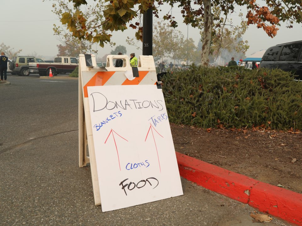 Một địa điểm nhận đồ quyên tặng nằm ở cuối bãi đỗ xe Walmart.