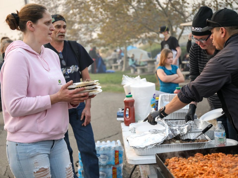 Các tình nguyện viên chuẩn bị đồ ăn miễn phí cho những người dân sơ tán.
