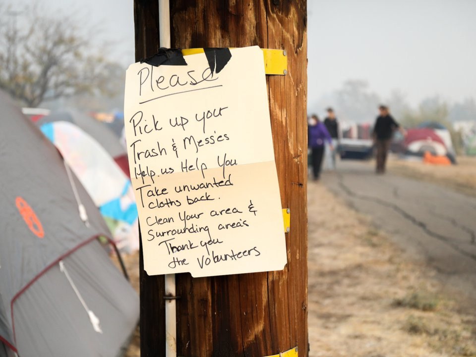 Nhiều tình nguyện viên tham gia vào công tác cứu trợ và duy trì trật tự tại các khu trại sơ tán.