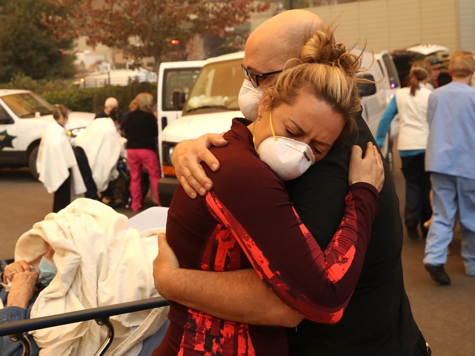 Những ngày này, cô và nhiều người khác thường lái xe đi xung quanh thị trấn Chico để phân phát đồ cứu trợ cho những nạn nhân chịu ảnh hưởng bởi đám cháy Camp.