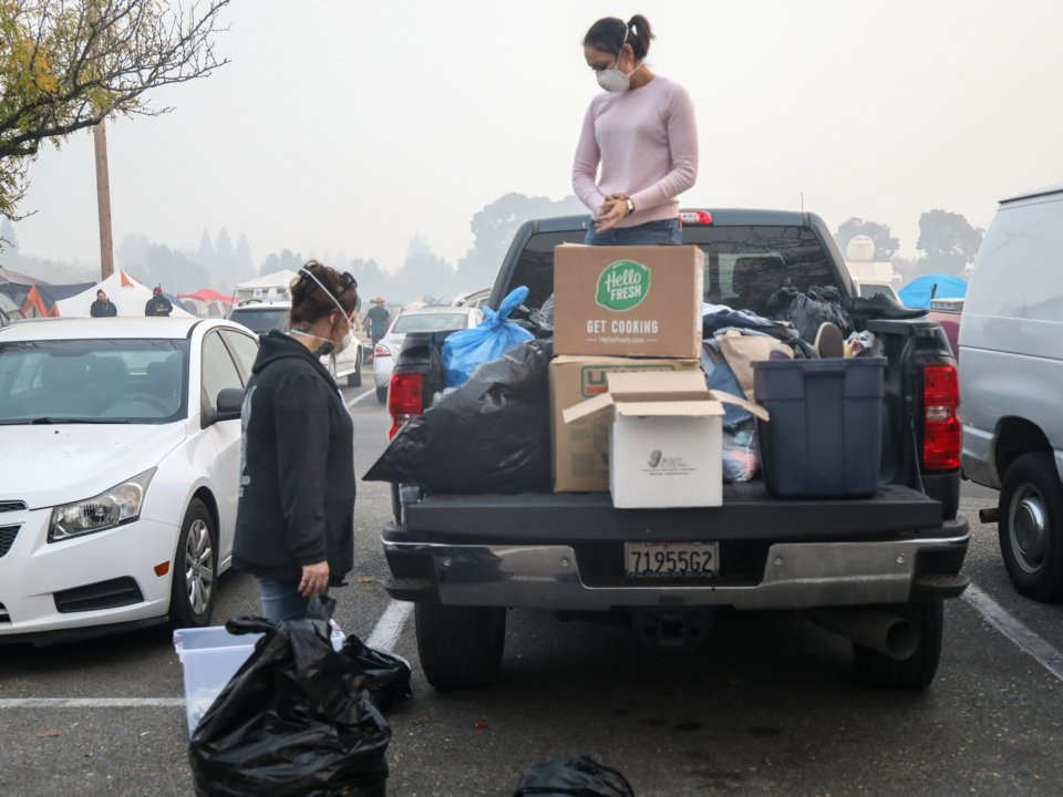 Rabbit và Justice mang những túi đồ được quyên tặng xuống xe tải.