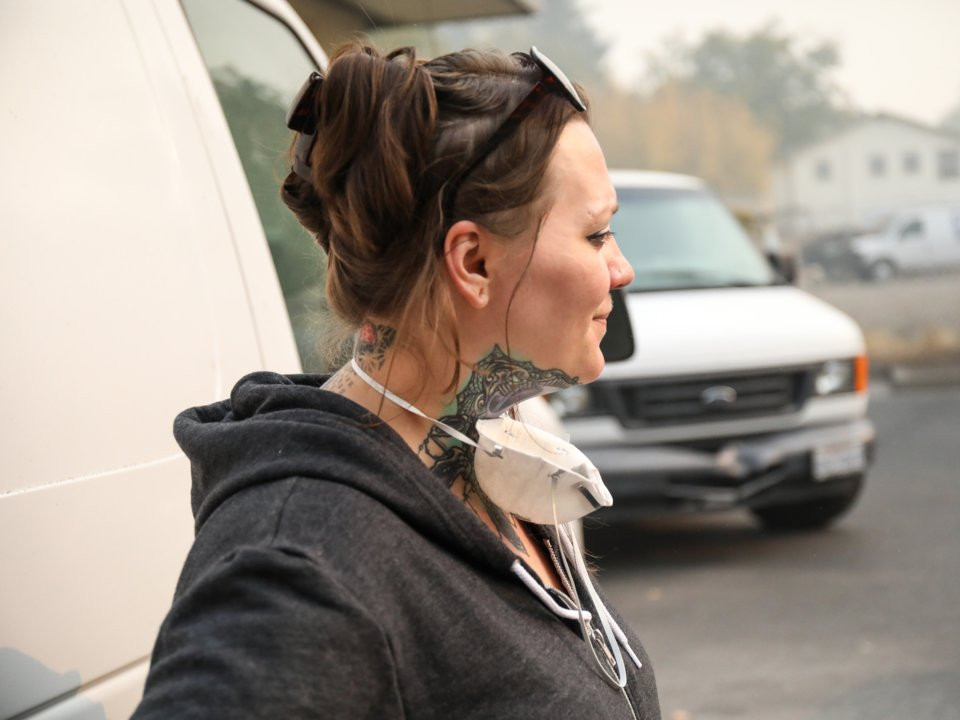 Và trong khoảng thời gian khó khăn này, những người dân chịu ảnh hưởng bởi vụ cháy rừng ở California vẫn không quên giúp đỡ lẫn nhau. Rabbit, một nghệ sĩ xăm hình, là một trong số đó.