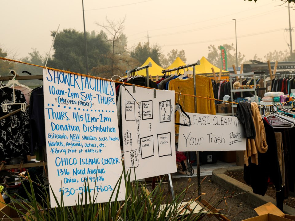 Mọi người có thể chọn quần áo, lều bạt, báo và nhiều vật dụng khác tại khu vực này.