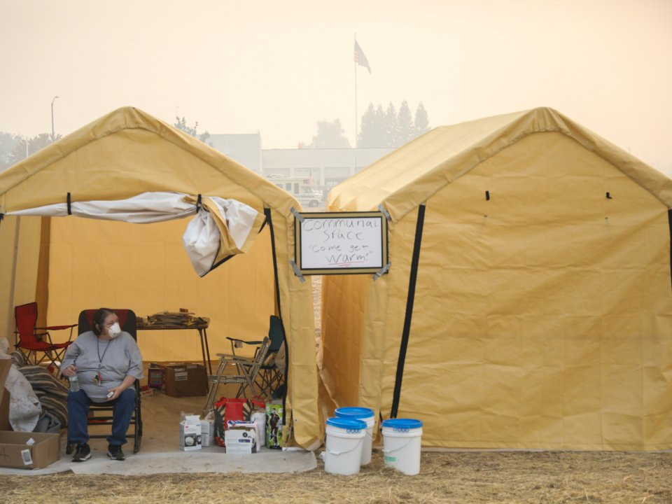 Những túp lều được dựng lên cho người dân sơ tán do cháy rừng ở thị trấn Paradise.