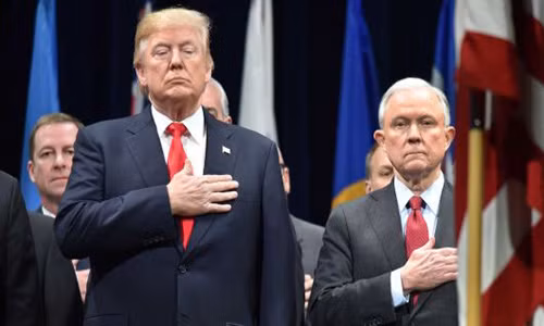 Trên trang Twitter cá nhân, Tổng thống Trump thông báo Chánh Văn phòng Bộ Tư pháp Matthew G. Whitaker sẽ trở thành quyền Bộ trưởng Tư pháp, đồng thời trao cho Thứ trưởng Tư pháp Rod Rosenstein quyền giám sát độc lập cuộc điều tra đặc biệt về cáo buộc nhóm vận động tranh cử của ông (Trump) có thông đồng với Nga. Ảnh: CNBC.