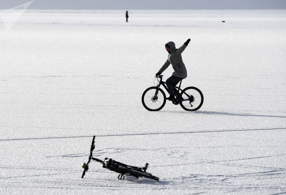 Người đàn ông thích thú đạp xe ở hồ chứa nước đóng băng tại trạm thủy điện Novosibirsk.
