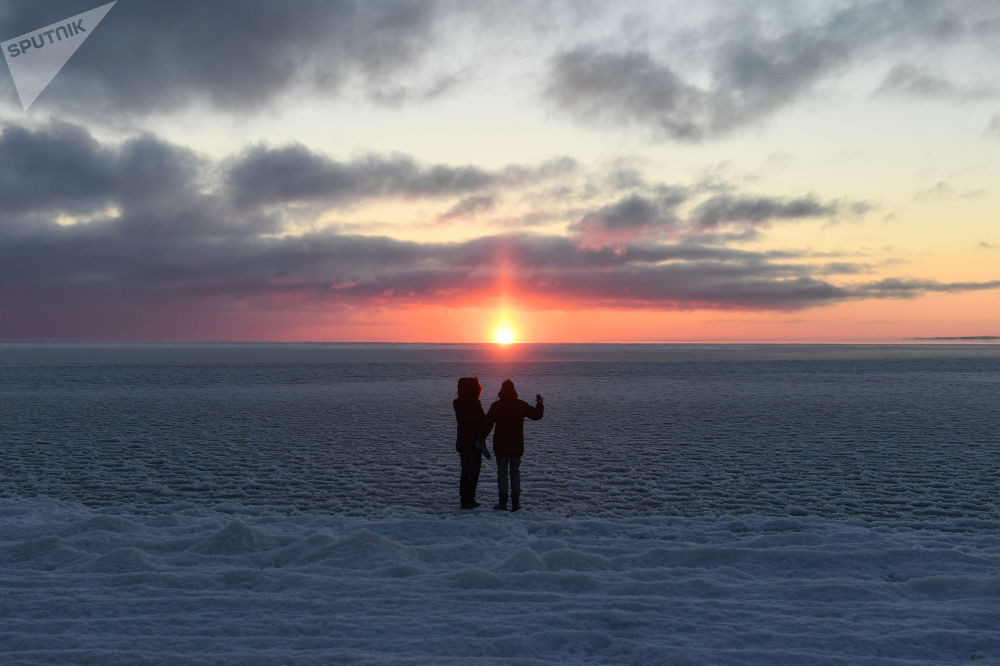 Hai người dân đứng ngắm ánh mặt trời trong một ngày đông lạnh giá ở nước Nga. Mời độc giả xem thêm video: Ghé thăm ngôi làng ở "tận cùng Trái đất" (Nguồn: VTC14)
