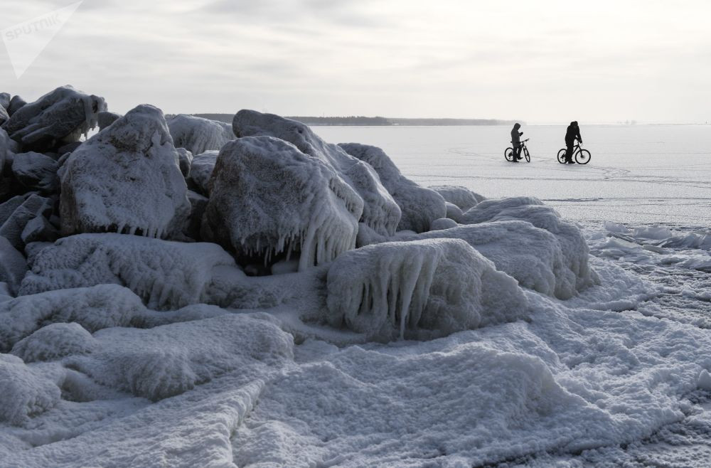 Khu vực hồ chứa nước ở trạm Novosibirsk phủ một màu trắng xóa.