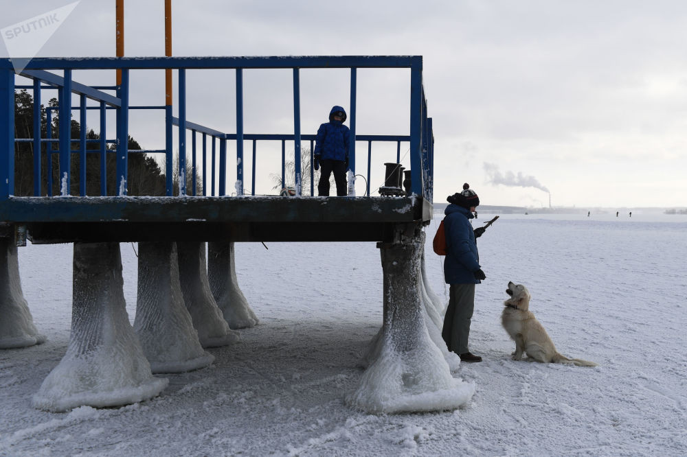 Mọi người đi bộ trên hồ chứa nước đóng băng tại trạm thủy điện Novosibirsk ở Siberia vào mùa đông.