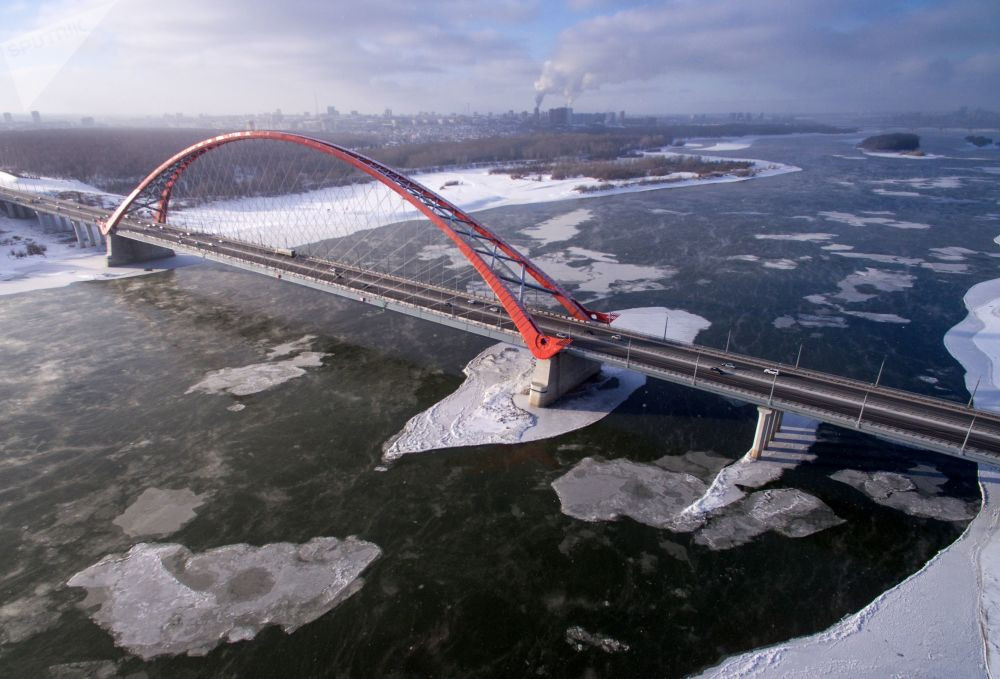 Họ thích cảm giác mặc áo ấm đạp xe trên những con đường phủ đầy tuyết trắng hay có thể tắm trong hồ nước lạnh,… Ảnh: Cầu Bugrinsky Automobile bắc qua sông Ob nhìn từ trên cao. Có thể thấy những tảng băng trôi trên sông Ob khi mùa đông đã về.