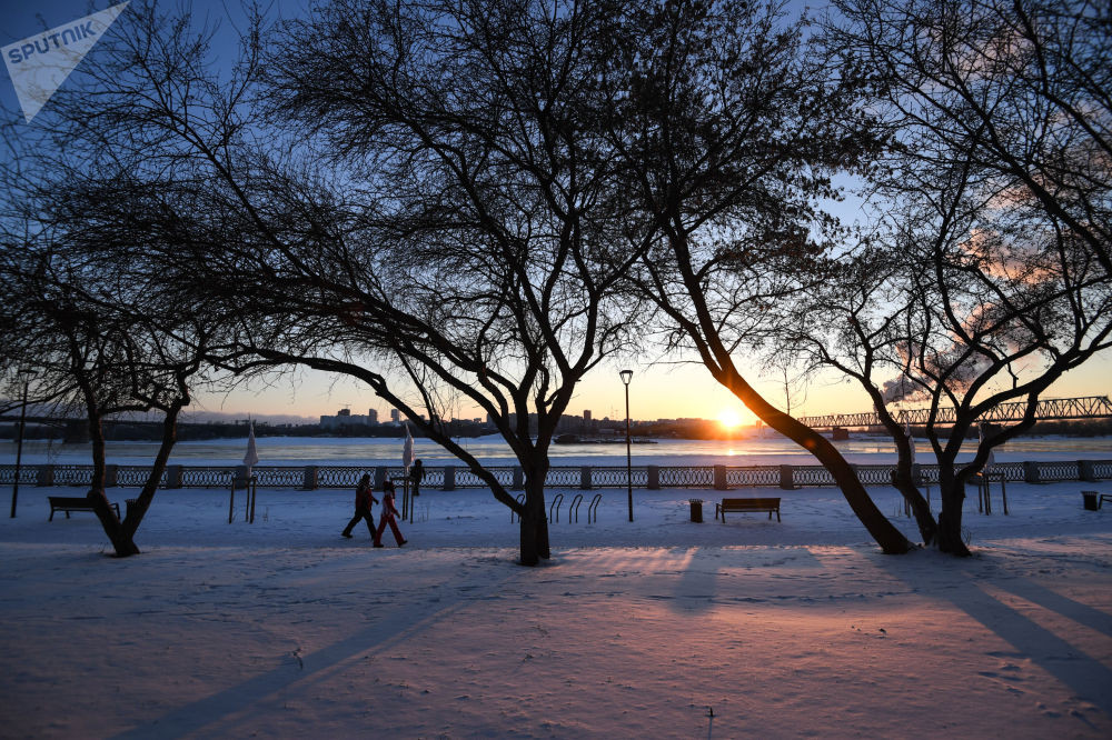 Ánh nắng mặt trời chiếu xuống bờ sông Ob.