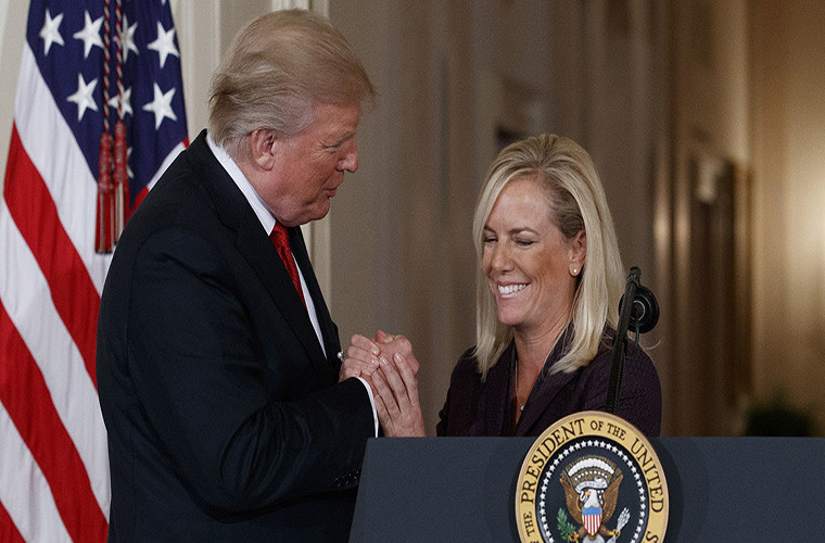 Vào tháng 11/10/2017, Tổng thống Trump đã đề cử bà Nielsen làm Bộ trưởng An ninh Nội địa Mỹ. Sau khi được Thượng viện phê chuẩn, bà Nielsen chính thức tuyên thệ nhậm chức vào ngày 6/12/2017. Ảnh: Politico.