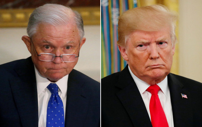 Thông tin này xuất hiện chỉ vài ngày sau khi Tổng thống Trump sa thải Bộ trưởng Tư pháp Mỹ Jeff Sessions (trái) hôm 7/11. Ông Sessions trở thành bộ trưởng đầu tiên bị cách chức trong cuộc cải tổ nội các dự kiến của Tổng thống Trump sau cuộc bầu cử Quốc hội giữa nhiệm kỳ vừa qua. Ảnh: NYP.
