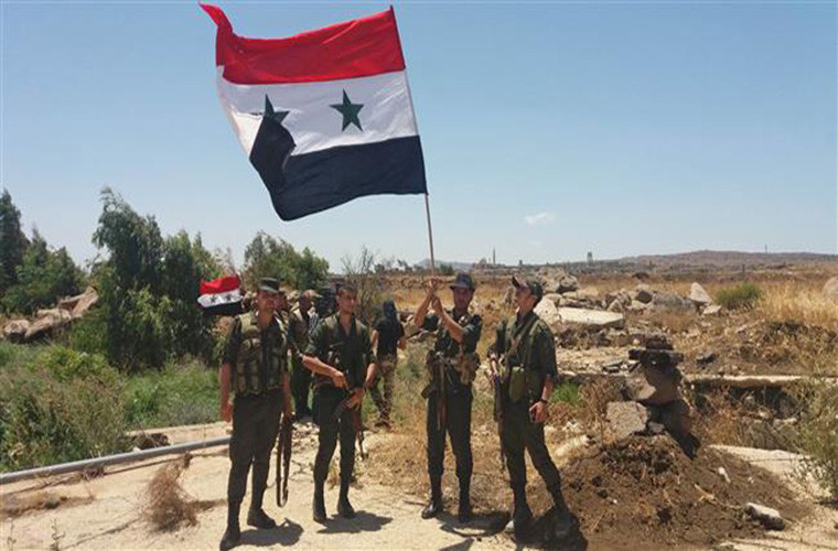 Cùng lúc, các đơn vị pháo binh và tên lửa Syria dồn dập oanh kích căn cứ của IS ở vùng al-Safa, qua đó tiêu diệt và làm bị thương nhiều tay súng khủng bố, đồng thời phá hủy trang thiết bị quân sự của bọn chúng. Ảnh: RNA.