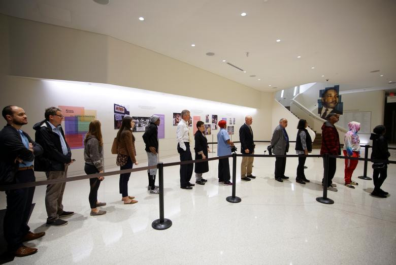 Toan canh cu tri My di bo phieu bau cu giua nhiem ky