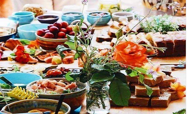 Đảo Norfolk thuộc Australia cũng tổ chức Lễ Tạ ơn hàng năm vào ngày Thứ Tư cuối cùng trong tháng Mười Một. Tom Lloyd, một cư dân đảo Norfolk cho biết trong một cuộc phỏng vấn rằng Lễ Tạ ơn là một trong những ngày lễ lớn nhất trên đảo Đảo Norfolk.