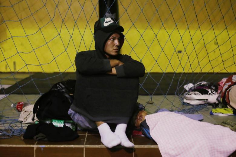 Một em nhỏ nằm ngủ trong phòng tập gym công cộng ở Santa Rosa de Copan, Honduras, ngày 14/10.