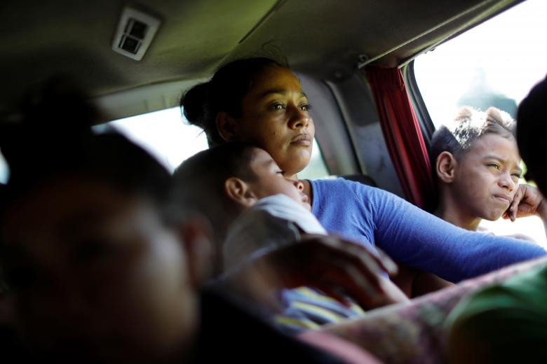 Glenda Escobar, 33 tuổi, đưa hai con Adonai và Denzel, từ Mapastepec tới Pijijiapan, Mexico.