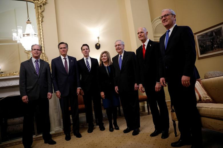 Thượng nghị sĩ Mitch McConnell, lãnh đạo đa số tại Thượng viện, chụp ảnh cùng các nghị sĩ mới “đắc cử” tại Điện Capitol.