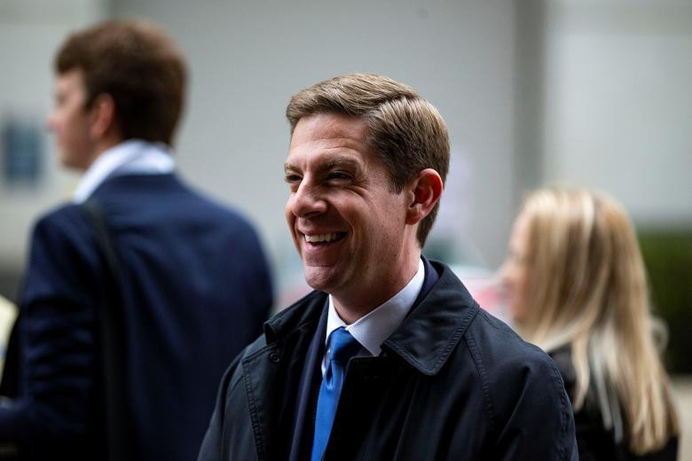 Hạ nghị sĩ Mike Levin trao đổi với phóng viên tại Washington.