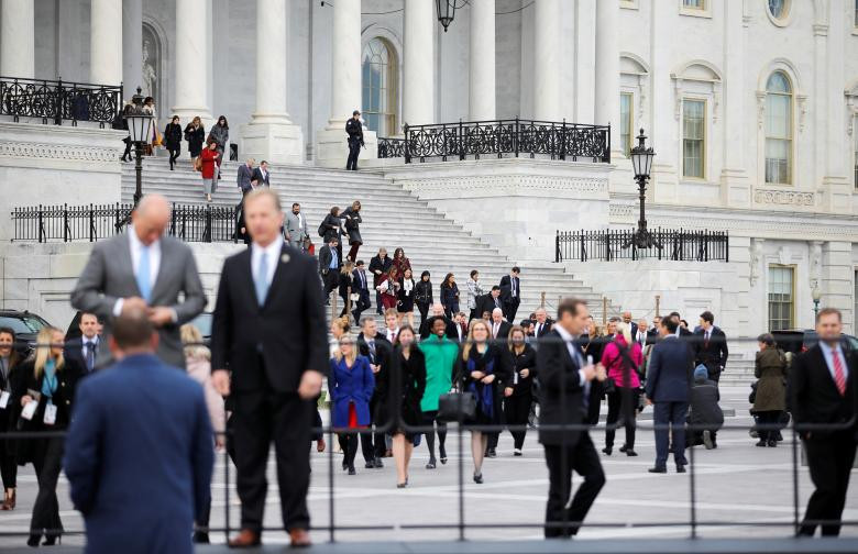 Các thành viên mới của Quốc hội Mỹ bước xuống để chuẩn bị chụp ảnh lưu niệm.
