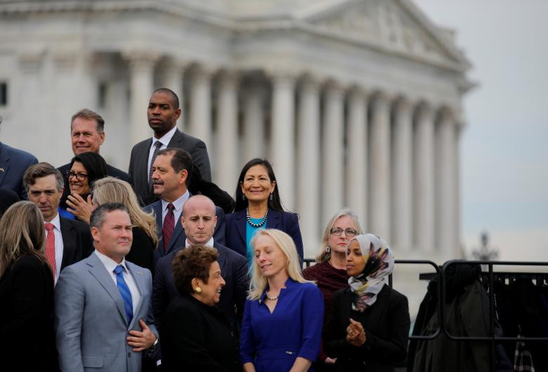 Nghị sĩ Deb Haaland, một trong những phụ nữ người Mỹ bản địa đầu tiên được bầu vào Quốc hội, trò chuyện với các nghị sĩ khác trước khi chụp ảnh lưu niệm.