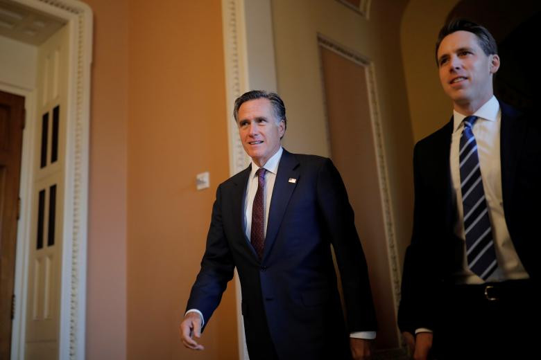 Thượng nghị sĩ Mitt Romney của Đảng Cộng hòa và Josh Hawley bước ra ngoài sau cuộc gặp với Thượng nghị sĩ Mitch McConnell tại tòa nhà Quốc hội Mỹ.