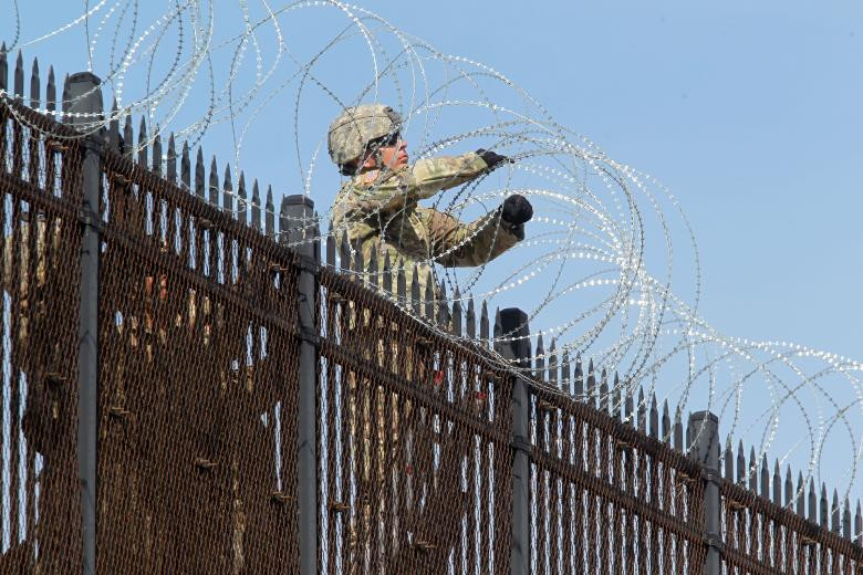 Bất chấp những lời đe dọa của Tổng thống Trump về việc trấn áp dòng người nhập cư, đoàn người di cư đến từ các quốc gia Trung Mỹ vẫn tìm cách vượt biên qua các nước để đến đích cuối cùng là Mỹ.