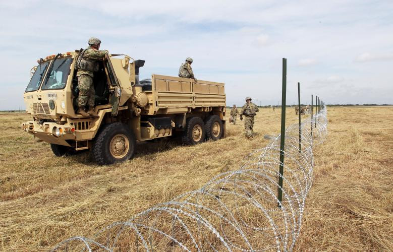 Tổng thống Trump thậm chí cảnh báo sẽ triển khai tới 15.000 binh sĩ tới biên giới để ngăn chặn làn sóng người nhập cư trái phép này.