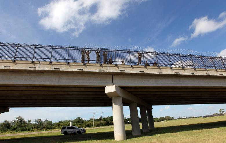 Các binh sĩ Mỹ làm nhiệm vụ trên cây cầu quốc tế Anzalduas ở McAllen, bang Texas, ngày 5/11.