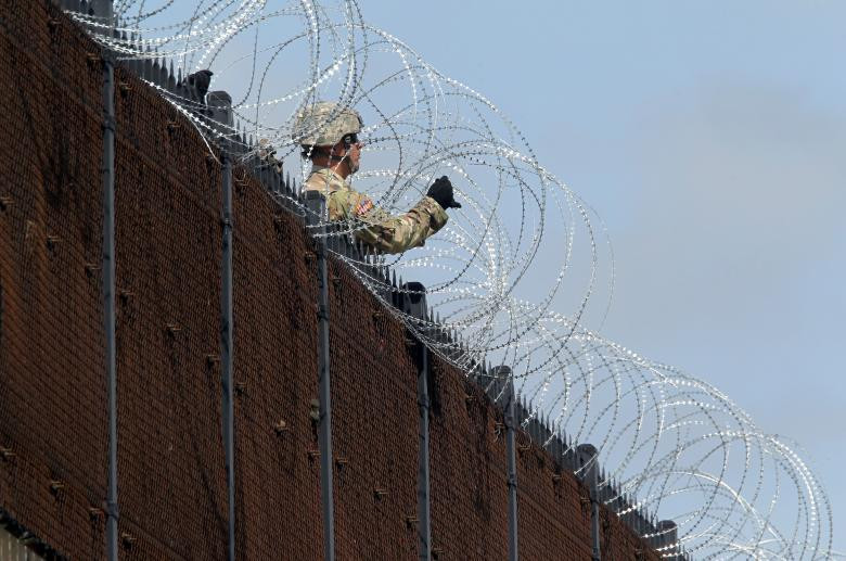 Các binh sĩ Mỹ dựng hàng rào thép gai dọc cây cầu quốc tế Anzalduas gần biên giới Mỹ-Mexico ở McAllen, bang Texas, ngày 5/11.