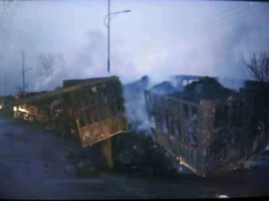 Ngọn lửa đã thiêu rụi 38 xe tải và 12 ô tô trước khi lực lượng cứu hỏa có thể không chế đám cháy. Ảnh: Twitter.