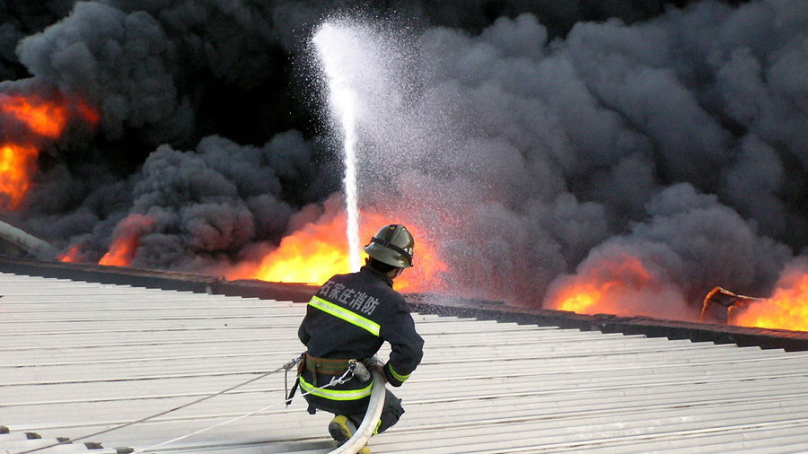 Trước đó, hồi tháng 7/2018, một vụ nổ xảy ra tại nhà máy hóa chất ở tỉnh Tứ Xuyên, Trung Quốc, đã khiến 19 người thiệt mạng và 12 người khác bị thương. Ảnh: Reuters.