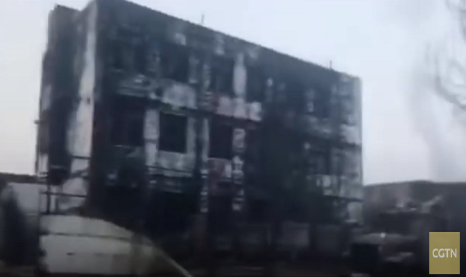 Theo RT, các nhà chức trách địa phương khuyến cáo người dân tránh xa khu vực hiện trường vụ nổ trong khi hoạt động tìm kiếm và cứu hộ vẫn đang được tiến hành khẩn trương. Hiện chưa rõ nhà máy hóa chất Shenghua bị thiệt hại hay không. Ảnh: CGTN.