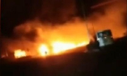 Ngay sau khi vụ tai nạn xảy ra, lực lượng cứu hộ và y tế đã được điều động đến hiện trường để dập tắt đám cháy và đưa những người bị thương đi cấp cứu. Ảnh: Twitter.