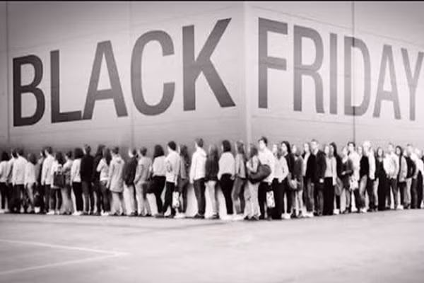 Black Friday từng được gọi là Big Friday. Theo một bài báo của New York Times năm 1975, thuật ngữ Black Friday là một tiếng lóng của Philadelphia, bắt nguồn từ tình trạng tắc nghẽn giao thông xảy ra vào ngày Thứ Sáu sau Lễ Tạ ơn năm 1965 ở Philadelphia khi hàng trăm nghìn người Mỹ chen chúc nhau ở các con phố, vỉa hè đi mua sắm. Sau này, một tờ báo định đổi lại tên của nó thành “Big Friday” nhưng từ này không được sử dụng lâu dài. Ảnh: Youtube.com.