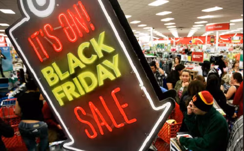  Thứ Sáu Đen (Black Friday) là ngày Thứ Sáu ngay sau Lễ Tạ ơn và được coi là ngày mở hàng cho mùa mua sắm tấp nập nhất ở nước Mỹ cùng nhiều quốc gia khác trên thế giới. Vào ngày này, hàng chục nghìn mặt hàng sẽ giảm giá “cực sốc” để thu hút người mua. Ảnh: Telegraph.