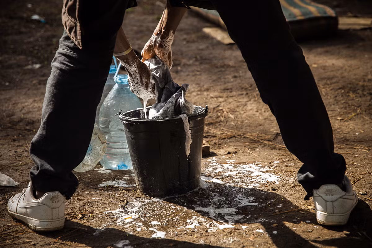 Amale giặt quần áo trong khu rừng.