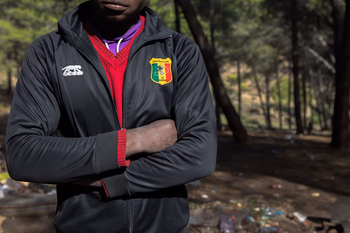 Osman có kế hoạch khác. Anh đã ở Tangier suốt hai tuần và đã liên lạc với một kẻ buôn người. Kẻ này đòi Osman 230 USD để đưa anh lên thuyền tới Tây Ban Nha. Được biết, để tới Tây Ban Nha bằng thuyền sẽ mất 5 giờ đồng hồ.