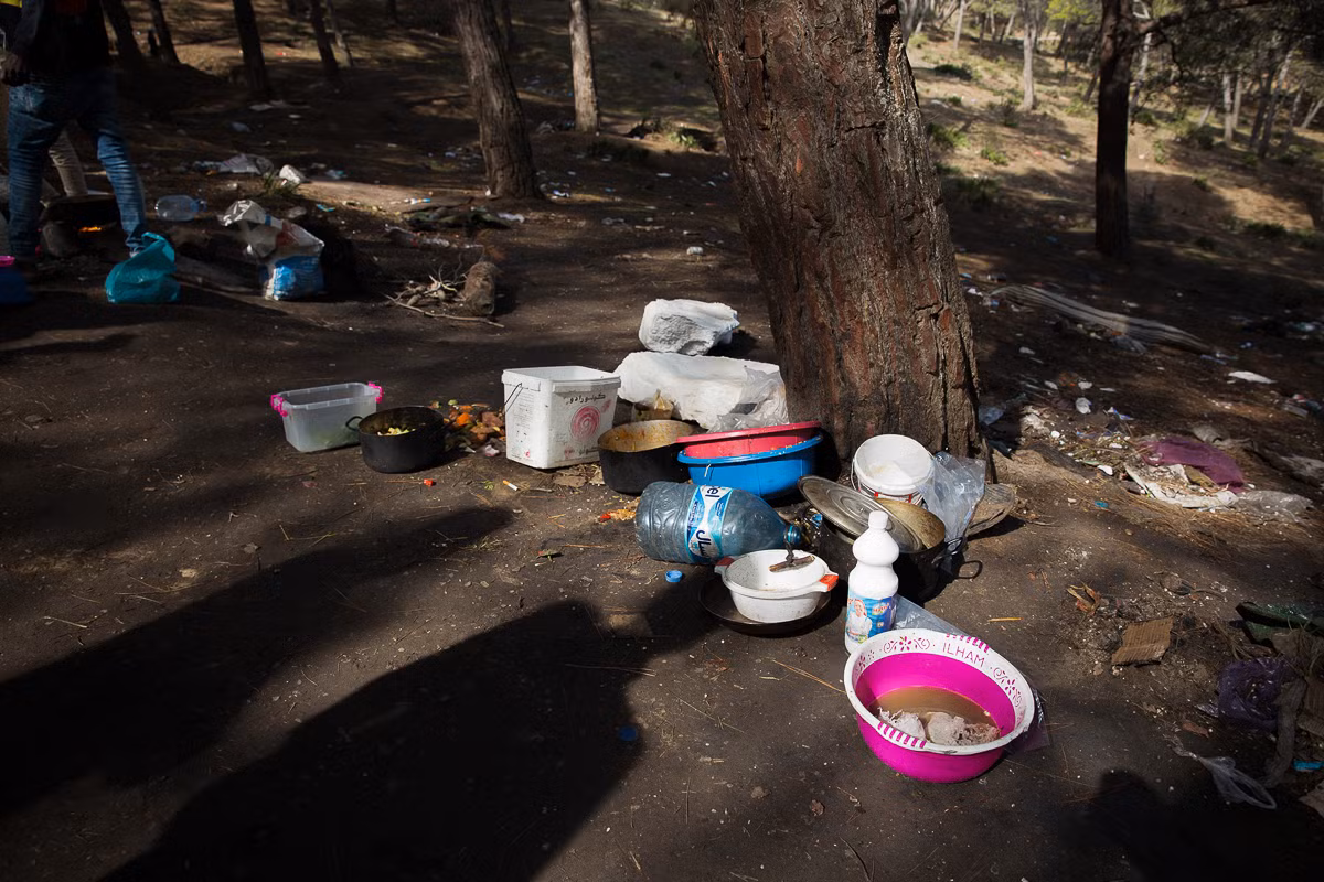 Ngoài cảnh sát, nhóm di dân này cũng phải đối phó với những người dân địa phương. Một số người Ma-rốc đã đe dọa mỗi khi họ rời khỏi khu rừng đi mua đồ hay xin tiền. “Để đảm bảo an toàn, chúng tôi thường đi thành từng nhóm vào ban ngày”, một di dân cho hay.