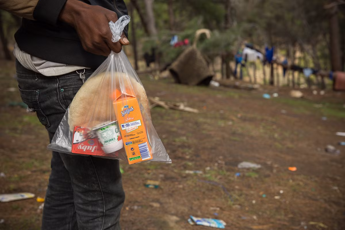 Những người dân nhập cư Châu Phi này không cho phép phóng viên chụp mặt của họ vì họ không muốn bạn bè, người thân nhìn thấy tình cảnh hiện giờ.