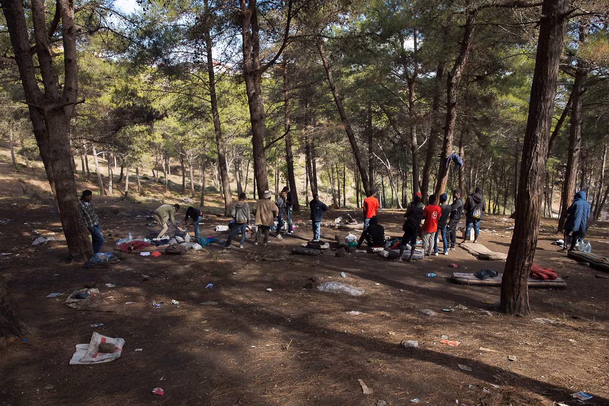 Theo các nhà chức trách, cảnh sát Ma-rốc đã đột kích vào khu rừng này để ngăn chặn nạn buôn người vào Tây Ban Nha. “Chúng tôi đang theo dõi mạng lưới và những kẻ muốn lợi dụng Ma-rốc làm nơi thực hiện những vụ ‘buôn người”, Al Jazeera dẫn lời cảnh sát biên phòng Ma-rốc Khalid Zerouali cho hay.