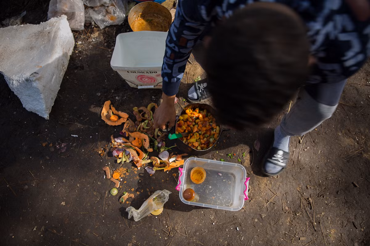 Bữa trưa của những “người rừng” này thường có canh và trứng luộc.