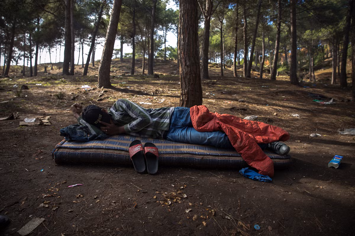 Theo Al Jazeera, hàng chục di dân Châu Phi đang “tá túc” tạm thời trong khu rừng ở khu dân nghèo ngoại ô thị trấn Tangier. Khu rừng này là điểm dừng chân cuối của những người di cư muốn tới Châu Âu. (Nguồn ảnh: Al Jazeera)