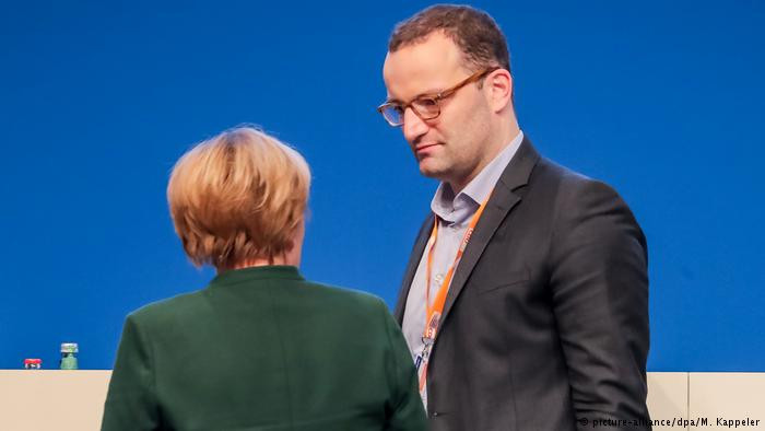 Ứng viên thứ ba đó là chính trị gia trẻ tuổi Jens Spahn, sinh ngày 16/5/1980. Ông hiện giữ chức Bộ trưởng Y tế Đức và là một thành viên của Quốc hội Liên bang Đức. Ảnh: DW.