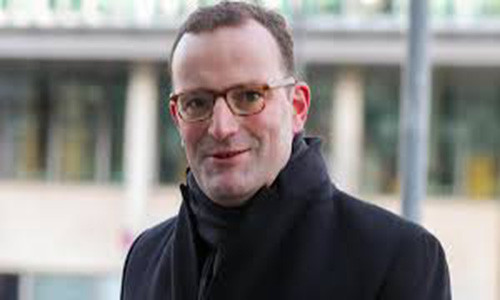 Được biết, ông Spahn từng lên tiếng chỉ trích Thủ tướng Merkel sau khi bà quyết định chào đón hơn 1 triệu người tị nạn hồi năm 2015. Ảnh: The National.