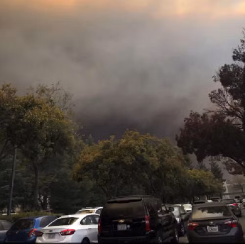 Những chiếc ô tô di chuyển trong làn khói đen mù mịt ở Chico, California, ngày 8/11. Ảnh: AP.